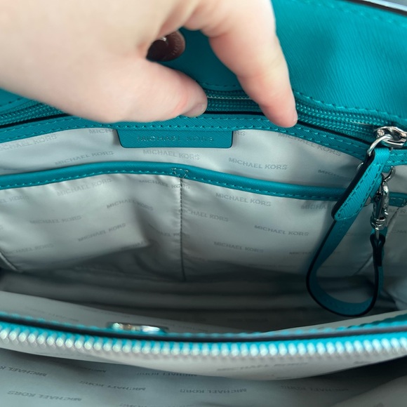 Michael kors purse used a few times - Picture 3 of 6